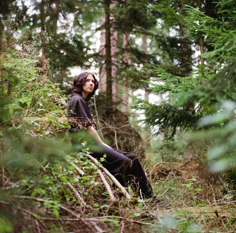 Sky sitzt im Wald, schwarze Klamotten