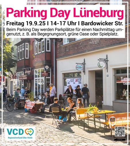 Belebte Straße mit Tischen und Menschen an der Seite. Schönes sommerliches Licht.