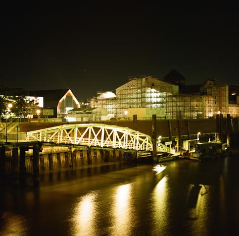 Deichtorhallen bei Nacht von der Oberbaumbrücke aus, ca 2 Sekunden belichtet (per Hand-Bulb), schräge Brücke, hübsche Reflektionen auf der Elbe