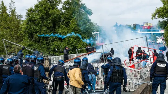 Sur un pont au-dessus du périphérique de Niort, une quinzaine de policiers, équipés de casques, de boucliers et de grenades lacrymogènes, enlèvent les barricades, constituées de barrières de chantier et de chariots de supermarché.
Les manifestants sont sous une pluie de grenades lacrymogènes.
Un palet de lacrymogène est lancé sur le périphérique.