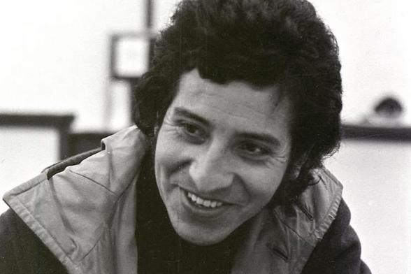 Foto en blanc i negre d'un Víctor Jara somrient