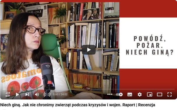 Zdjęcie Katarzyny Biernackiej, autorki bloga Słowa są ważne na tle półek z książkami
Napis: Powódź, pożar, niech giną?
Niech giną. Jak nie chronimy zwierząt podczas kryzysów i wojen? Raport/Recenzja