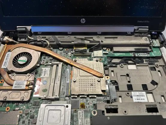 Kuvassa pölyn runtelema HP EliteBook 8570w