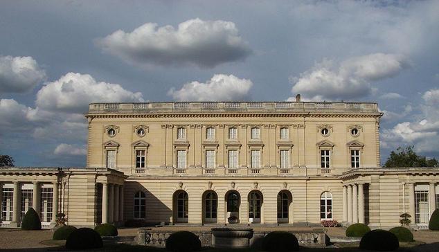 Domaine du château de Bizy à #Vernon (#Eure) Après l'acquisition en 1721 par le maréchal de Belle-Isle, des travaux ont été réalisés dès 1723 (pour le parc) et de 1728 à 1739 (pour la basse-cour, le château et ...
Suite 👉 https://monumentum.fr/monument-historique/pa00099617/vernon-domaine-du-chateau-de-bizy
#Patrimoine #MonumentHistorique
Photo CC-BY-SA 4.0 : Theoliane