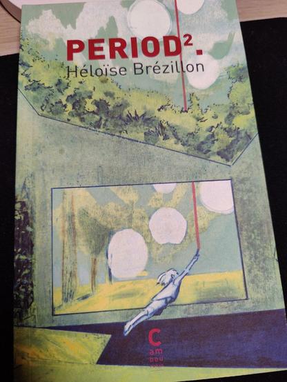 Photo du livre "Period2.", par Héloïse Brézillon.
Illustration de couverture : Zephir.

Un décor végétal, marqué par des ronds blancs, sur lequel donnent des formes géométriques. Une silhouette d'enfant paraît voler et tracer un trait rouge dans le paysage.