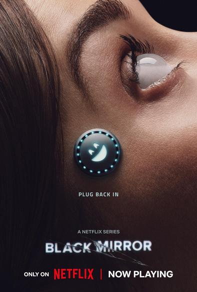 Werbebanner zur Serie Black Mirror.
Dargestellt ist ein Neurochip, der an der Schläfe einer Frau befestigt ist, die leer nach oben schaut. Auf dem Chip ist ein lachender Smiley.
