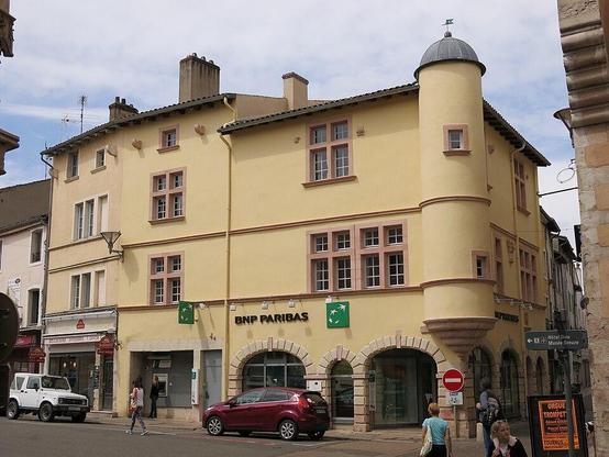 Maison dite de l'Escargot à #Tournus (#SaôneEtLoire) Construction 1er quart XVIIe siècle. les deux façades, la tourelle et le toit : classement par arrêté du 24 septembre 1931.
Suite 👉 https://monumentum.fr/monument-historique/pa00113496/tournus-maison-dite-de-lescargot
#Patrimoine #MonumentHistorique
Photo CC-BY-SA 4.0 : Tangopaso