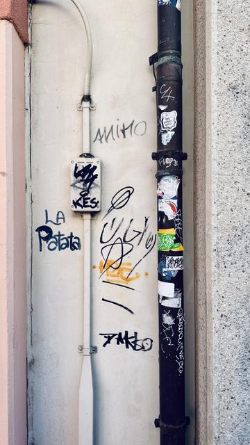 Sticker on a water pipe representing a cartoonish hand linked to foot by a black limb and is ticking the foot with a feather. The text on the sticker says «  The Vicious Cycle » by NoeGrit