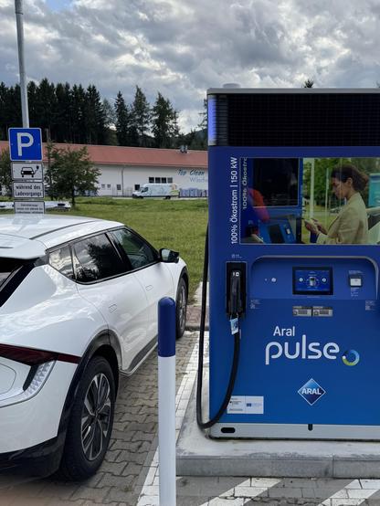 HPC Säule mit Batterie drin, weil vor Ort nur ein zu schwacher Stromanschluss vorhanden ist