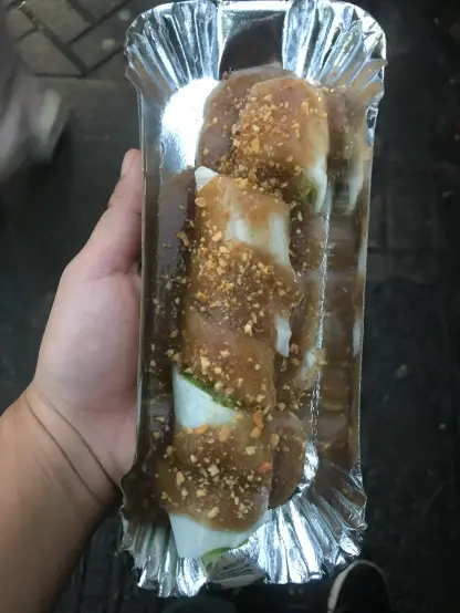 a serving of fresh lumpia