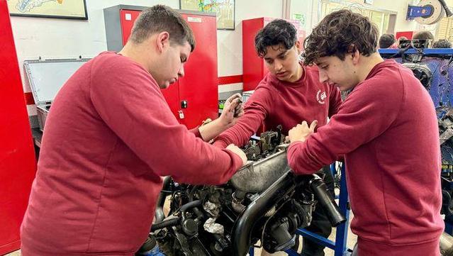Un grup d'alumnes en taller formatius a Cornellà de Llobregat (ACN/Albert Segura)