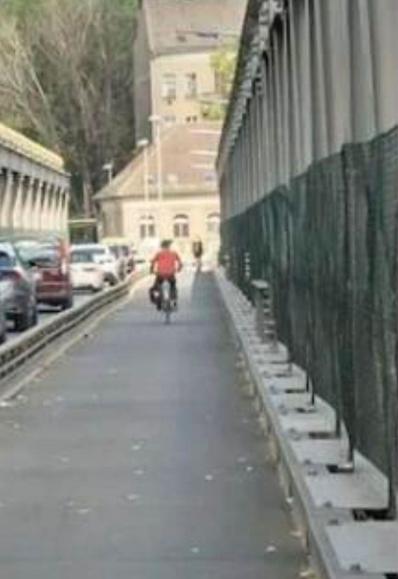 Elsenbrücke Berlin Autos und ein Fahrradfahrender
