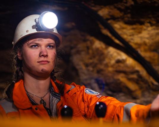 Studentin des Geoingenieurwesen an der TU Bergakademie Freiberg spielt unter Tage in einem Video mit.