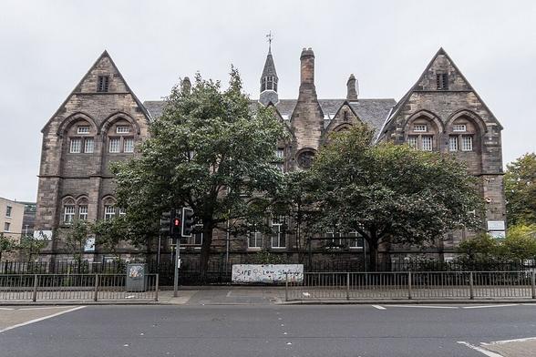 Stockbridge Primary School by Robert Rowand Anderson, an almost identical elevation to that at Causewayside. CC-by-SA 4.0, Drnoble via Wikimedia