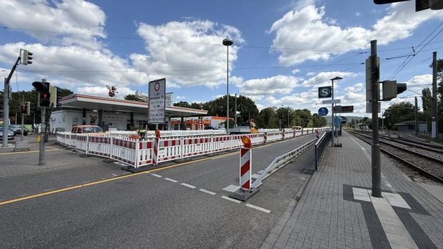 Foto der Baustelle an der Herrenalber Straße. Rechts die Straßenbahnhaltestelle Battstraße. Nur ein Fahrstreifen Richtung Ettlingen ist offen.