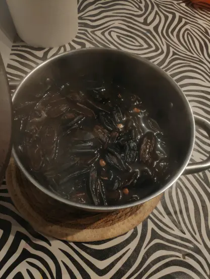 Les garrofes trossejades en una olla ja bullides, treient vapor sobre la taula