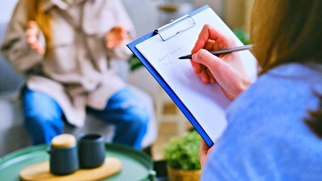 Medicamentos e terapia lideram investimentos em saúde mental, revela pesquisa da Serasa: 33% desembolsam entre R$ 101 a R$300 mensalmente; para 44%, o valor desses cuidados representam até 10% da renda mensal; 30% gostariam de investir até R$ 100 em saúde mental