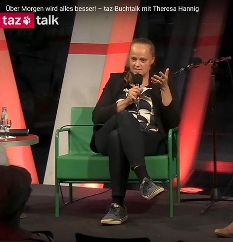 Theresa sitzt in der taz Kantine auf einem grünen Sessel