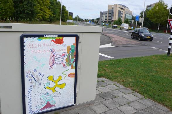 straatkastje op berm kruispunt. strook groen gras, auto op de hoek. links achter groenen bomen strook, recht boven een gebouw toren
Vrollijke kleuren tekeningen zouden beestjes kkunnen zijn. Met paars een soort rumps/vlinder, een geel 5 armige worm. Rechts groen en oranje verf ..
Rondjes, een bruin/rode vulkaan lijkt het ..