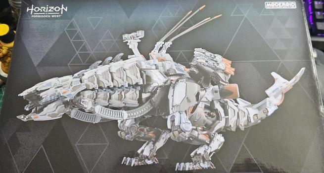 A box for a model kit Thunderjaw from Horizon Zero Dawn