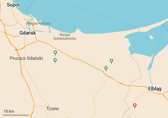 Mapo de parto de Pollando, ĉirkaŭ de Sopoto ĝis Elblongo. Kvar verdaj pikiloj montras stacioj de la ekskurso, unu ruĝa la loko de dronrubo. La ruĝo pikilo estas ĉirkaŭ 20 kilometroj for de la pli proksima verda.