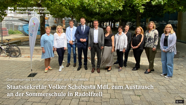 Staatssekretär Volker Schebesta MdL auf einem Gruppenbild mit den Vertretern der Sommerschule Radolfzell.