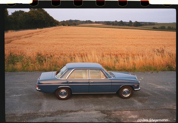 Oldtimer Mercedes-Benz W114 im Sonnenuntergang bei Billerbeck im Münsterland.