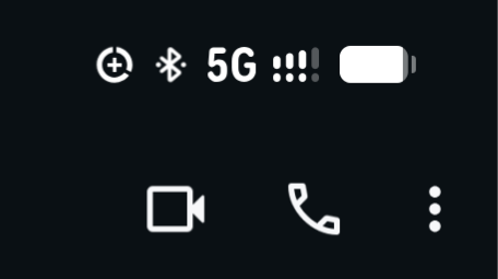 Das Bild zeigt die Oberfläche eines Smartphones mit einem schwarzen Hintergrund. Oben befinden sich verschiedene Statusicons: Ein Pluszeichen, ein Bluetooth-Symbol, die 5G-Symbolik, ein voller Akku mit vier aufleuchtenden Balken und ein Akku-Symbol. Darunter sind drei weiße Symbole: ein Videoaufnahmesymbol, ein Telefon-Symbol und drei Punkte, die auf eine Menüoption hinweisen.