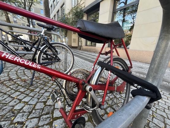 Die Antriebsmechanik des Fahrrads sieht aus als würde man das Rad durch auf und ab bewegen des Sattels vorantreiben.