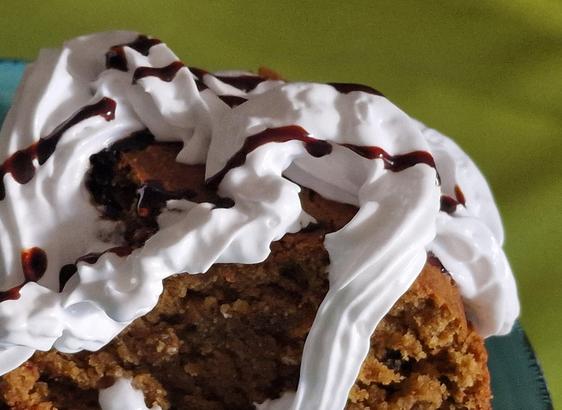 Der Kuchen mit Sahne und Spritzer Zuckerrübensirup