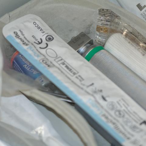 Eine Nierenschale mit Intubationsbesteck
