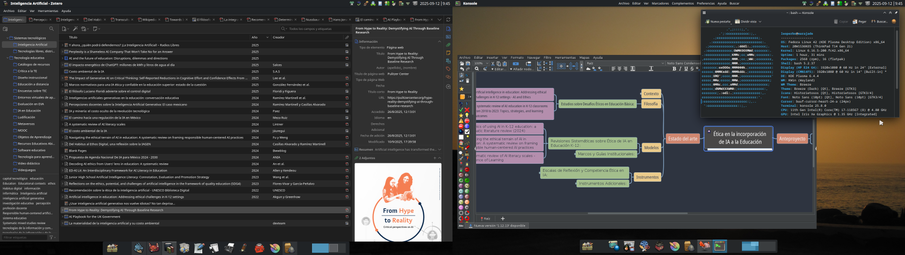 Sobre el escritorio descrito en la primera imagen, aparecen ventanas de aplicaciones con tema de color oscuro.
En el monitor de la izquierda se la ventana maximizada de Zotero, mostrando la biblioteca a tres paneles, a la izquierda, un panel delgado con la estructura de temas y la nube de etiquetas; al centro, el panel más ancho con varias publicaciones listadas; a la derecha el panel de información que muestra datos bibliográficos de la publicación seleccionada y una previsualización de la portada.
En el monitor de la derecha, se ve una ventana de la aplicación Freeplane, cuyo icono en el dock es un cerebro con alas, su área de trabajo muestra un mapa mental con varios nodos desplegados sobre temas de ética, IA y educación. Sobre la ventana de Freeplane, en la parte superior derecha de la pantalla, se ve una ventana de Konsole mostrando la información del sistema mediante el comando fastfetch, que también genera el logo de Fedora en asciiArt.