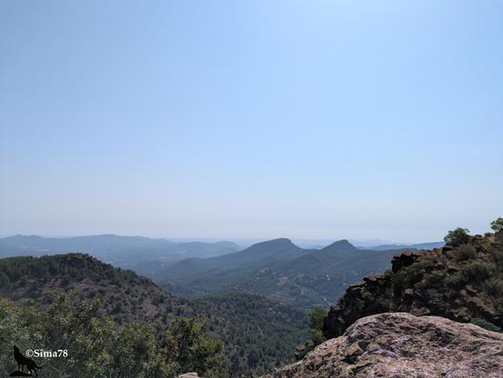 Vue panoramique d’un paysage montagneux sous un ciel dégagé, avec des collines boisées s’étendant à perte de vue, prises depuis le sommet du Garbi.
Panoramic view of a mountainous landscape under a clear sky, with forested hills stretching into the distance, taken from the summit of Garbi.
Vista panorámica de un paisaje montañoso bajo un cielo despejado, con colinas boscosas que se extienden hasta el horizonte, tomada desde la cima del Garbi.