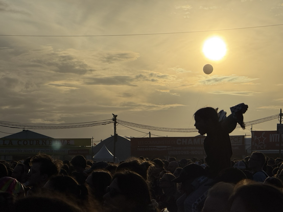photo de la foule, des stands, le soleil, un ballon