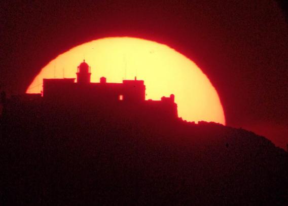 Fortaleza del Cerro de Montevideo delante del Sol al atardecer
