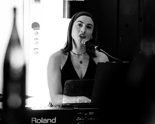 Anna Maurer am Piano während eines Konzerts im Offenen Kunst- und Kulturhaus Vöcklabruck 2025