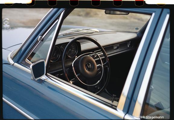 Oldtimer Mercedes-Benz W114 im Sonnenuntergang bei Billerbeck im Münsterland.