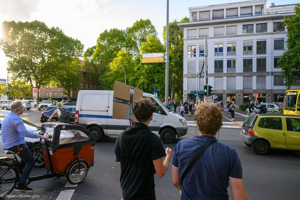 Verkehrschaos am Ende des 116. Bauabschnitts der A100 an der Elsenstraße. Fußgänger und Radfahrer versuchen bei Grün die Ampel zu überqueren, Berlin, 12.09.2025