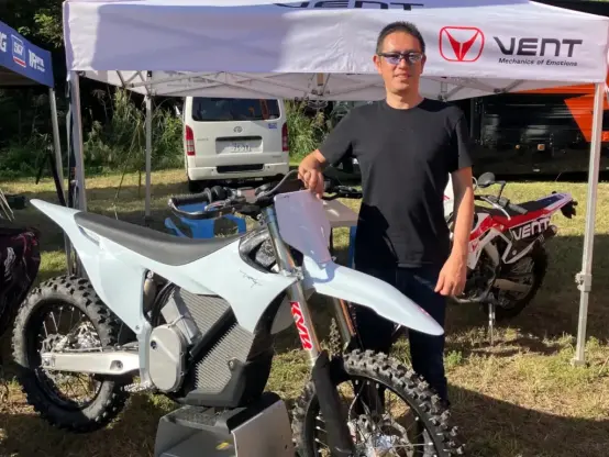 【オフロード祭り2025 出展社紹介】スペイン製電動レーサー「Stark Varg」を展示！ 国内初の正規ディーラー「アルタイヤモーターサイクルズ」を取材 - Webikeプラス