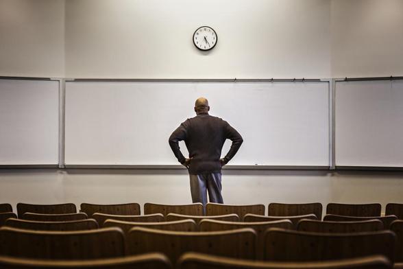 Un profesor de universidad en un aula. (Getty Images)