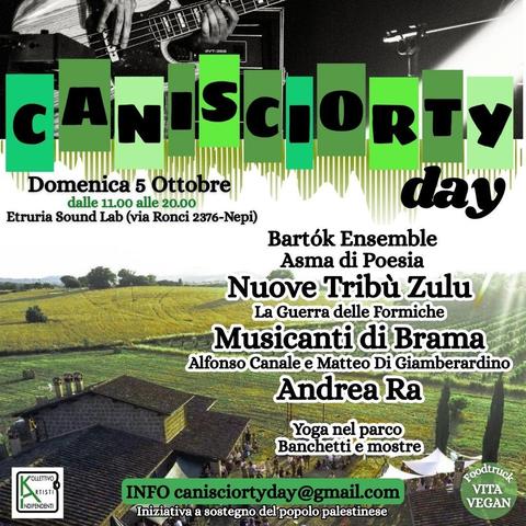 L'immagine è un poster per un evento chiamato "Canisciorty day" che si terrà domenica 5 ottobre dalle 11:00 alle 20:00 presso Etruria Sound Lab, situato in via Ronci 2376 a Nepi. L'evento presenta una varietà di artisti e gruppi musicali, tra cui Bartók Ensemble, Asma di Poesia, Nuove Tribù Zulu, La Guerra delle Formiche, Musicanti di Bramà, Alfonso Canale e Matteo Di Giamberardino, e Andrea Ra. Inoltre, l'evento include attività come yoga nel parco, banqueti e mostre. Il poster menziona anche che l'evento è un'iniziativa a sostegno del popolo palestinese e che ci sarà una food truck vita vegana. Sullo sfondo, si vede un paesaggio rurale con campi e una casa in pietra, suggerendo un'atmosfera tranquilla e naturale.