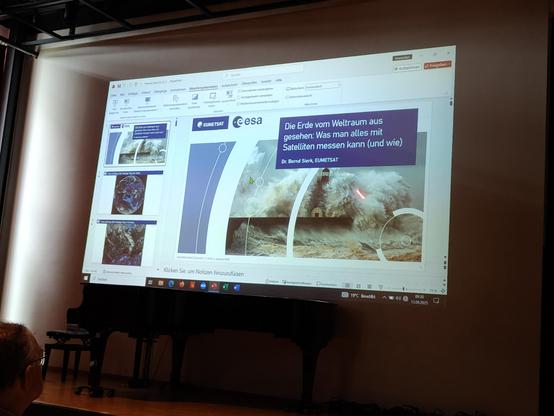 Projektion des Startbilds des Vortrags "Die Erde vom Weltraum aus gesehen: Was man alles mit Satelliten messen kann (und wie)".