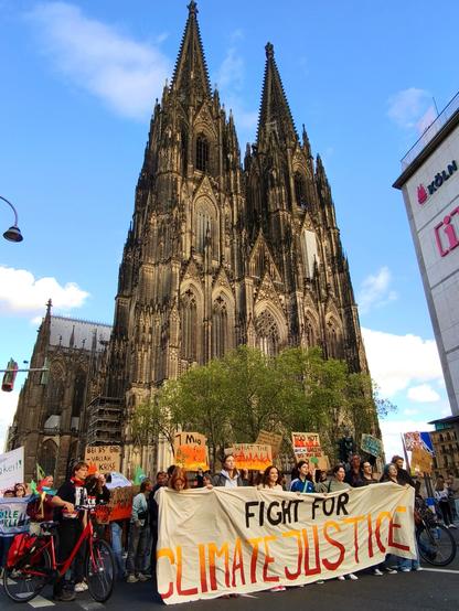 Fridaysforfuture Demo vor Kölner Dom