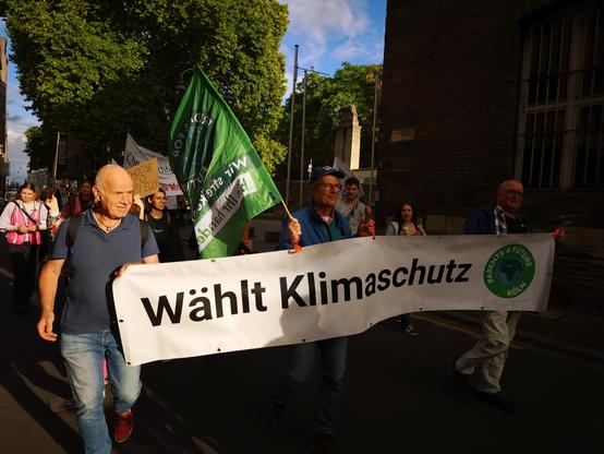 Menschen mit Transparent: Wählt Klimaschutz