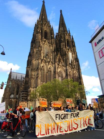Fridaysforfuture Demo vor Kölner Dom