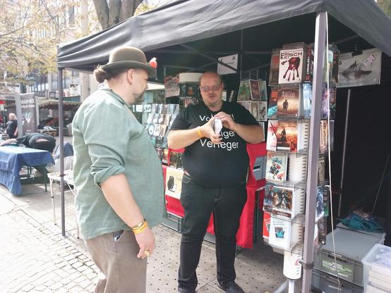 Der Verleger präsentiert ein Buch.