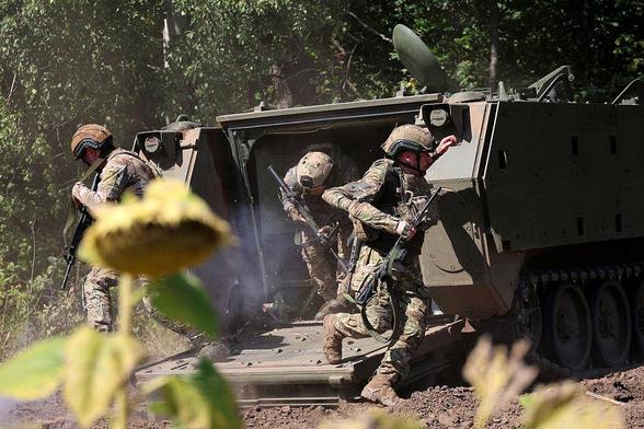 Infantrymen of the operational battalion of the 13th Brigade of the National Guard of Ukraine, “Khartiia,” practice airborne skills using an American M113 tracked armored personnel carrier in summer 2025, Kharkiv Oblast
