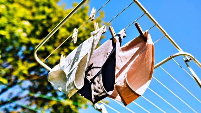 Especialista explica as melhores formas de lavar as roupas íntimas e meias: diversos erros comuns são cometidos diariamente