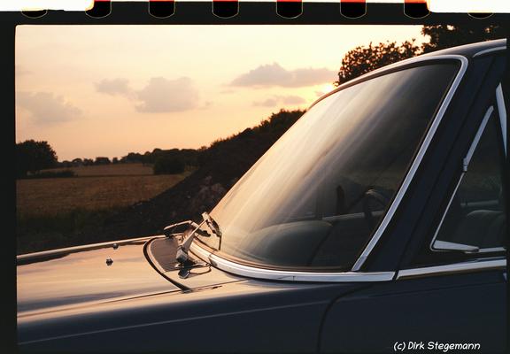 Oldtimer Mercedes-Benz W114 im Sonnenuntergang bei Billerbeck im Münsterland.