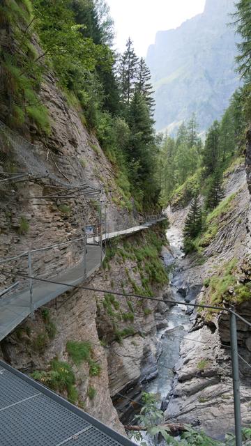 Ein Metallsteg durch eine schmale Schlucht.